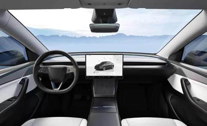 Tesla Model Y facelift palubn&iacute; deska