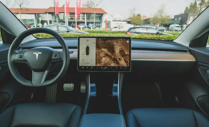 Tesla interiér ilustrační obrázek